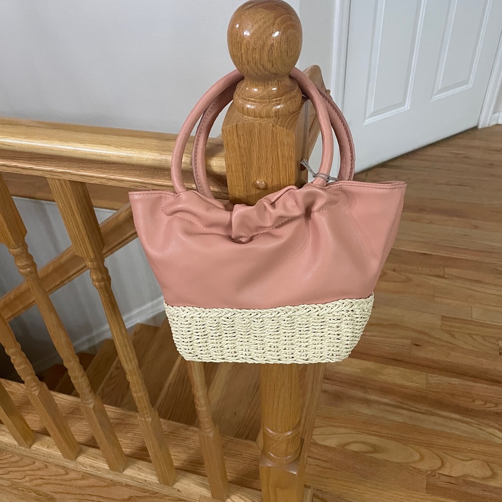 🦋Pink  ( peach) and straw Women's Handbag
New w tags
Cute for Easter or summer.